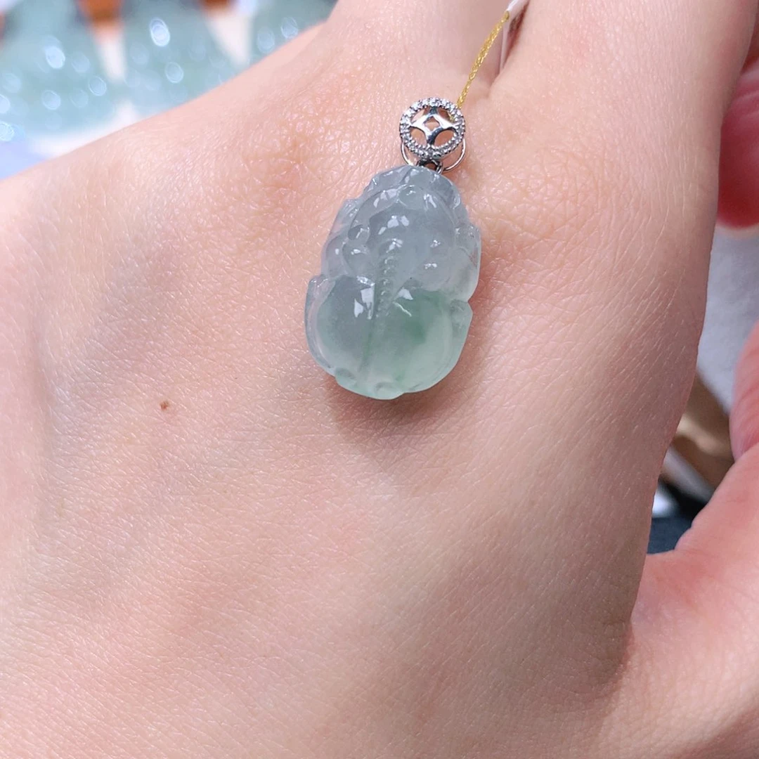 颈饰18K金镶嵌翡翠貔貅