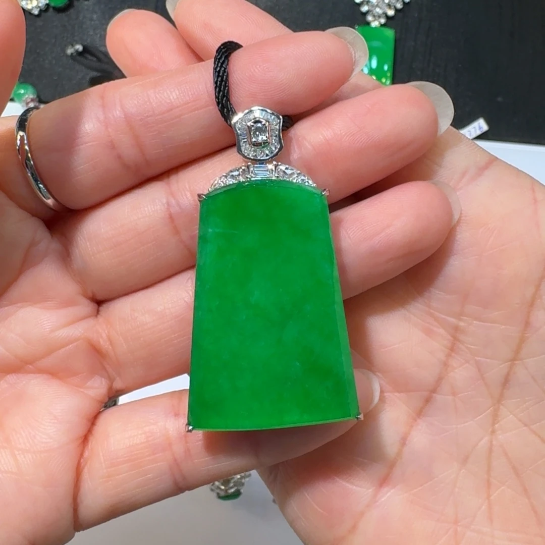 o***.翡翠18K金镶嵌颈饰