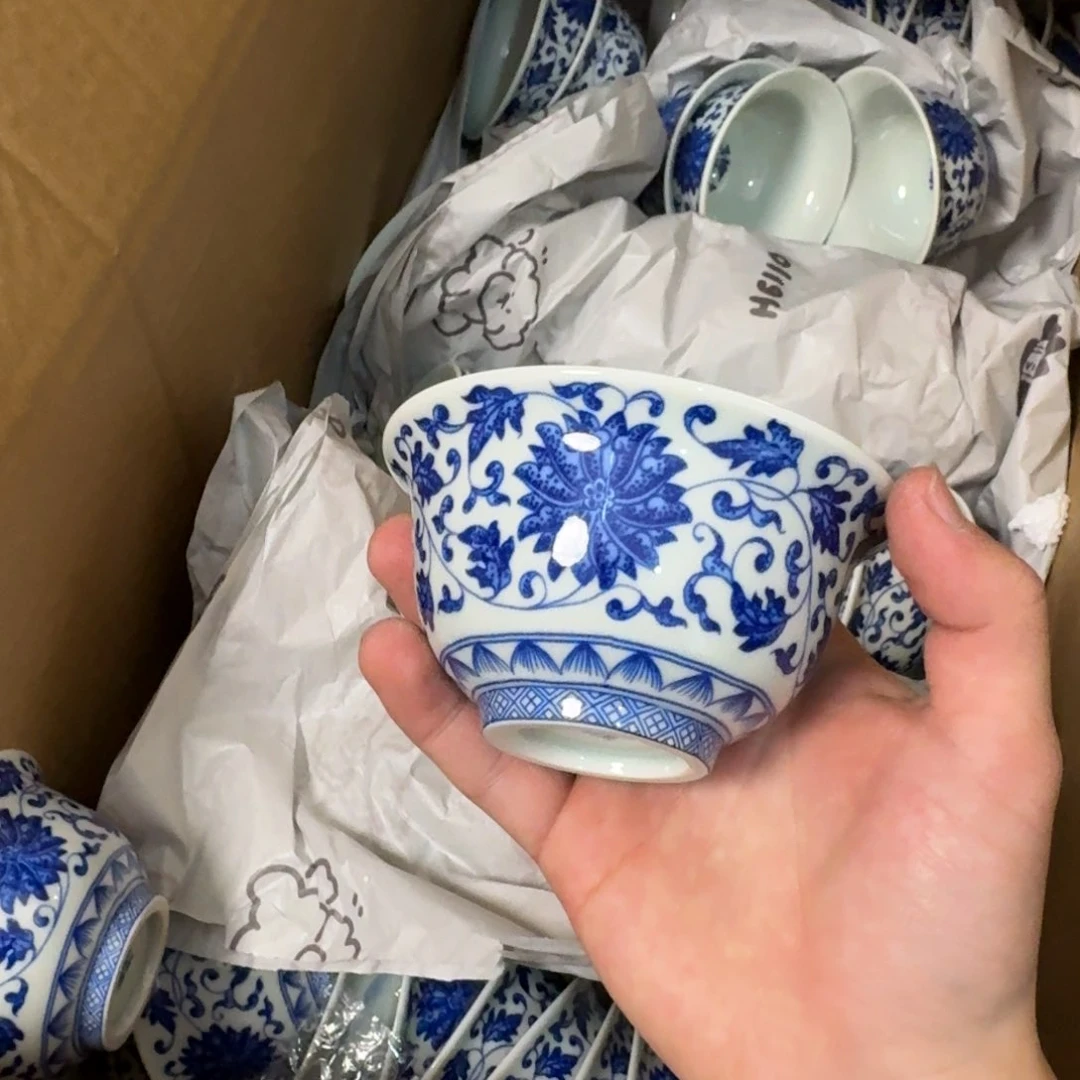 缠枝莲压手杯白瓷