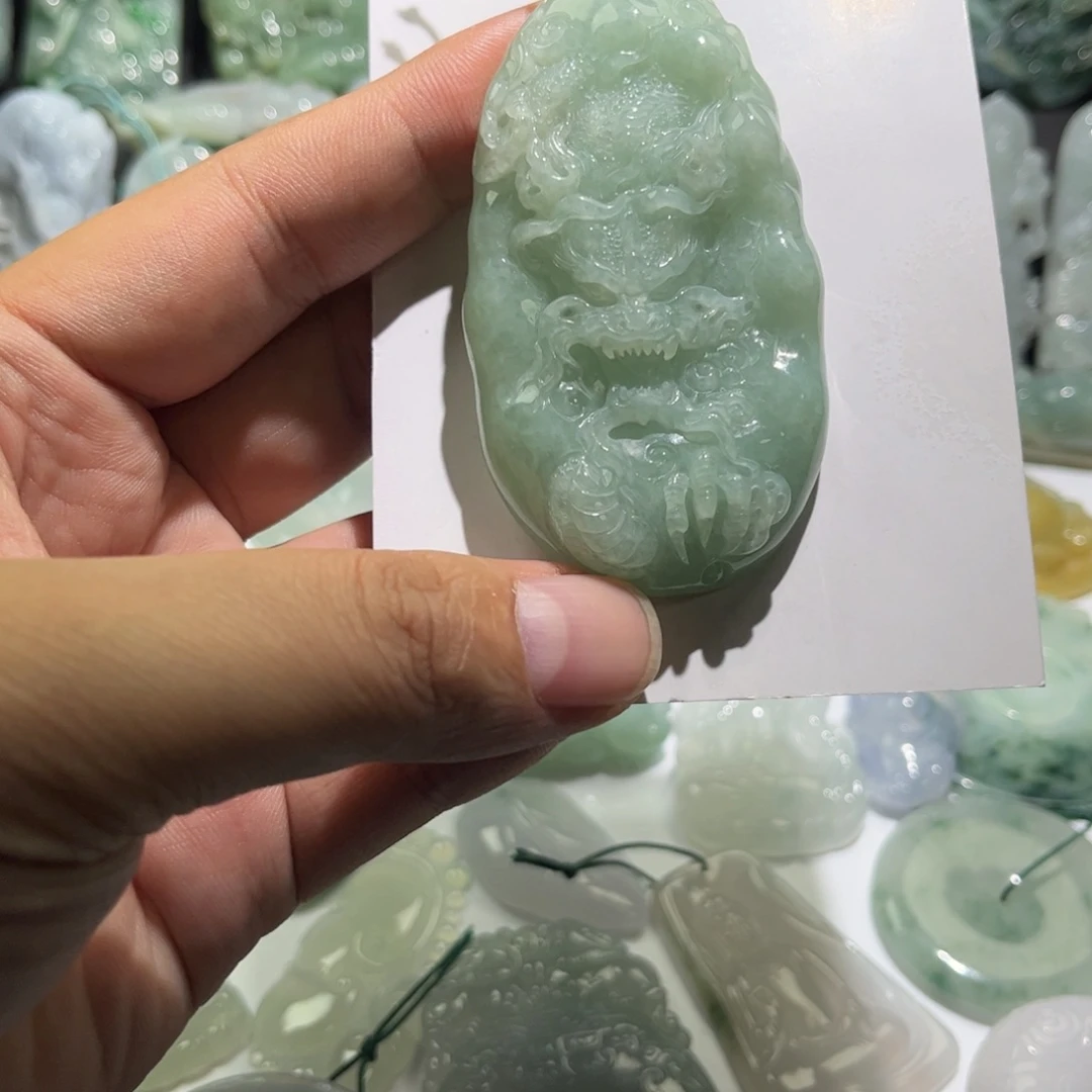 翡翠未镶嵌颈饰龙牌