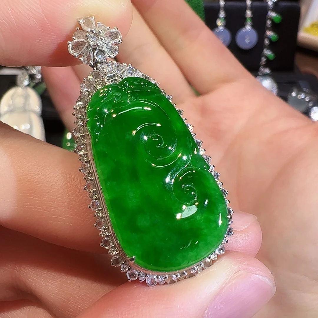 翡翠颈饰18K金镶嵌如意