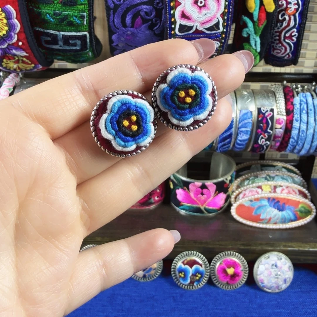 传承非遗刺绣饰品08