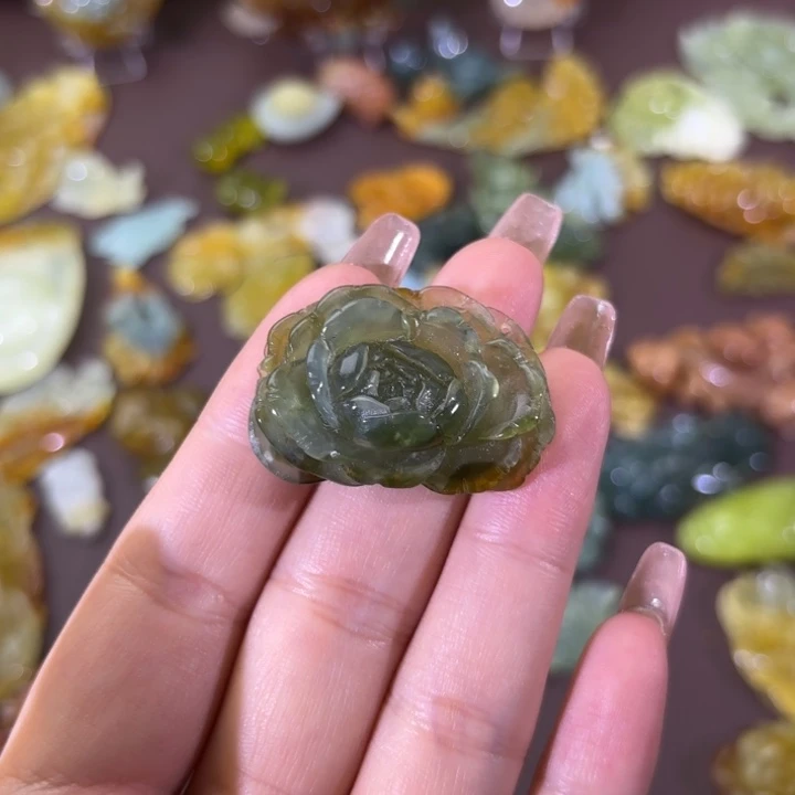 未镶嵌蛇纹石玉颈饰烟****梦