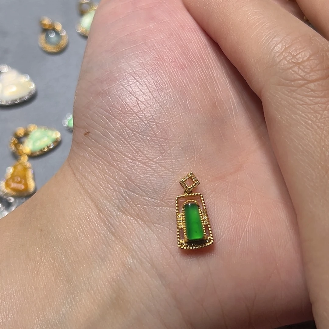 翡翠18K金镶嵌颈饰