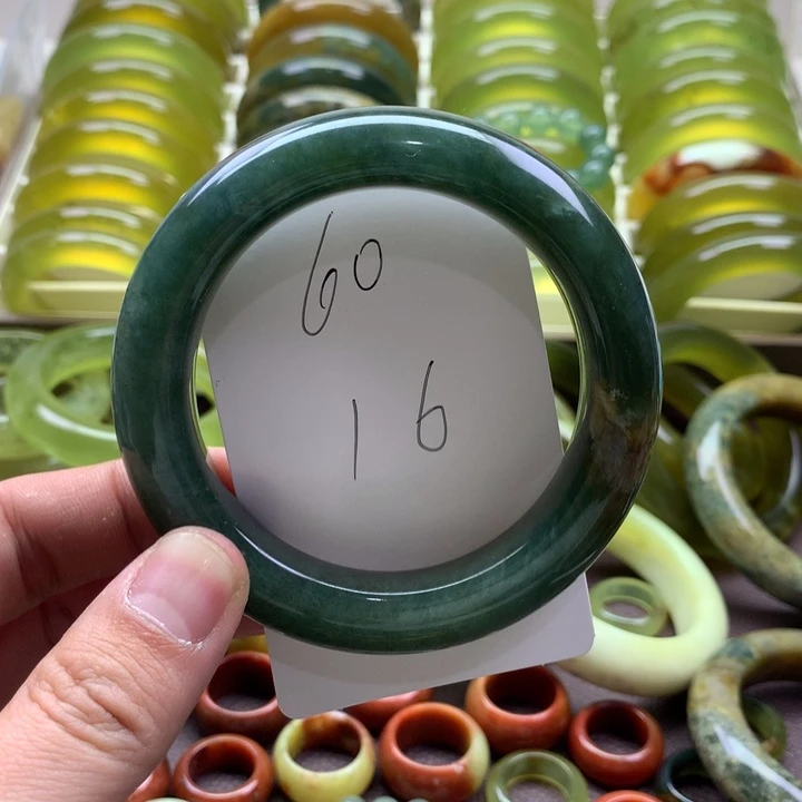 c***糖蛇纹石玉未镶嵌手镯