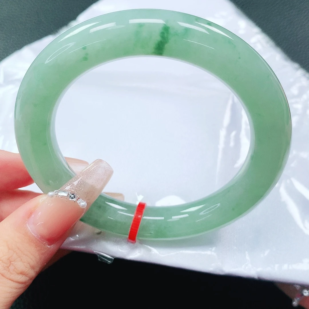 翡翠手镯未镶嵌54圈