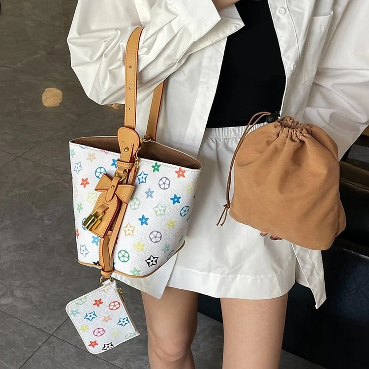 小众2025新款水桶包女士手提斜跨腋下包洋气休闲通勤简约质感时尚