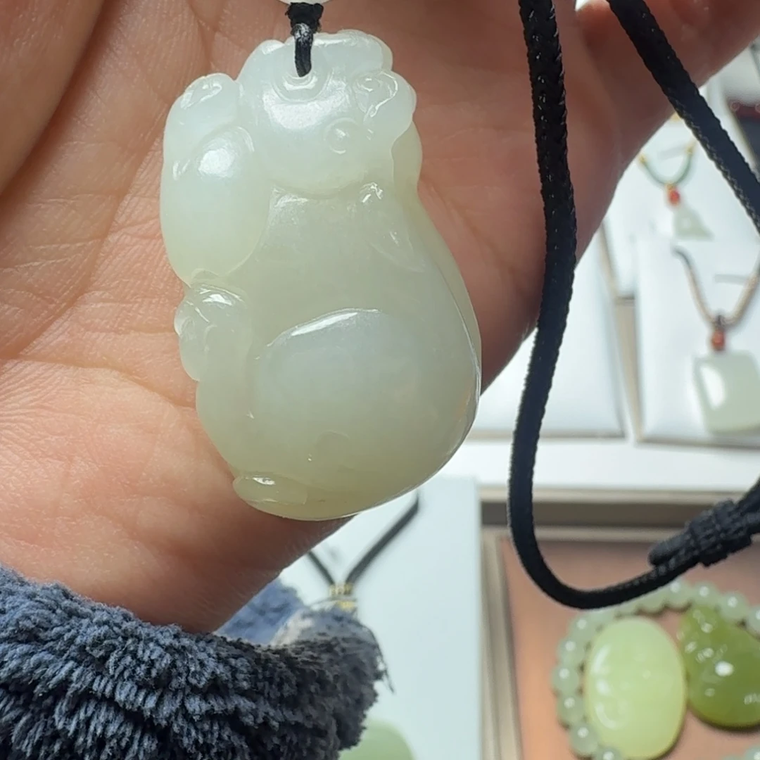 和田玉未镶嵌吊坠(赠链)