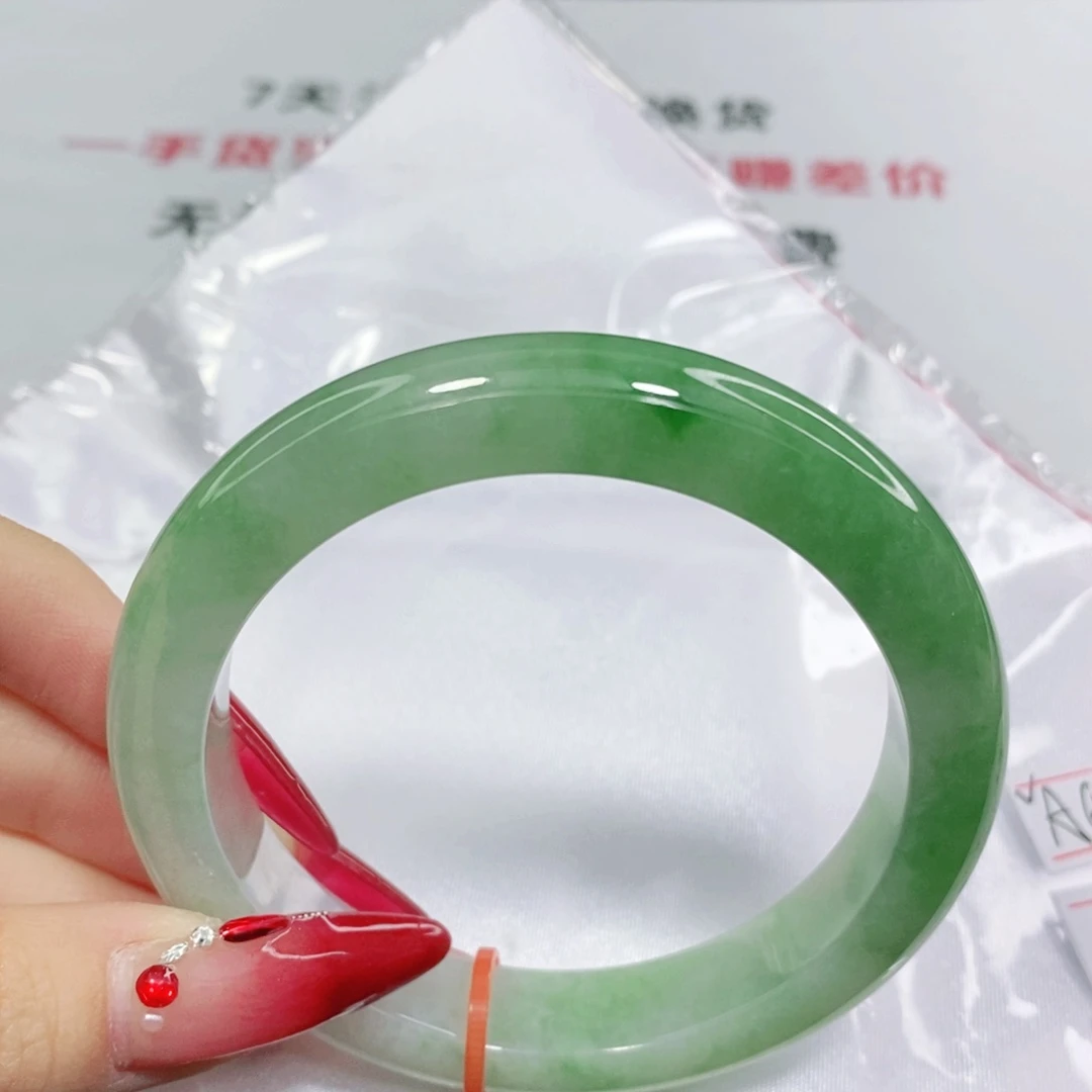 翡翠手镯未镶嵌57.5圈。