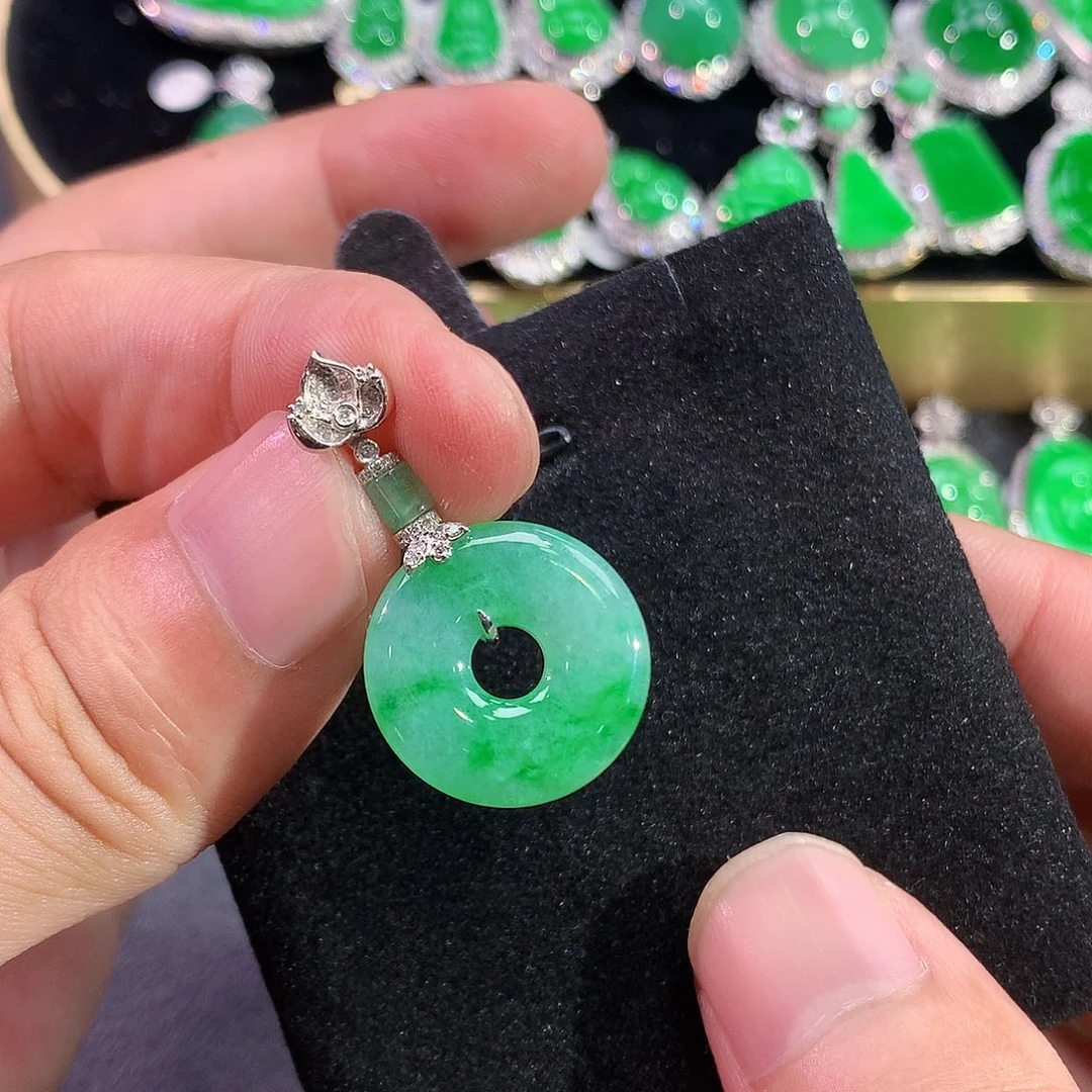 翡翠18K金镶嵌颈饰