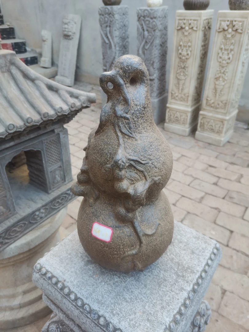 青石葫芦一个，高度40