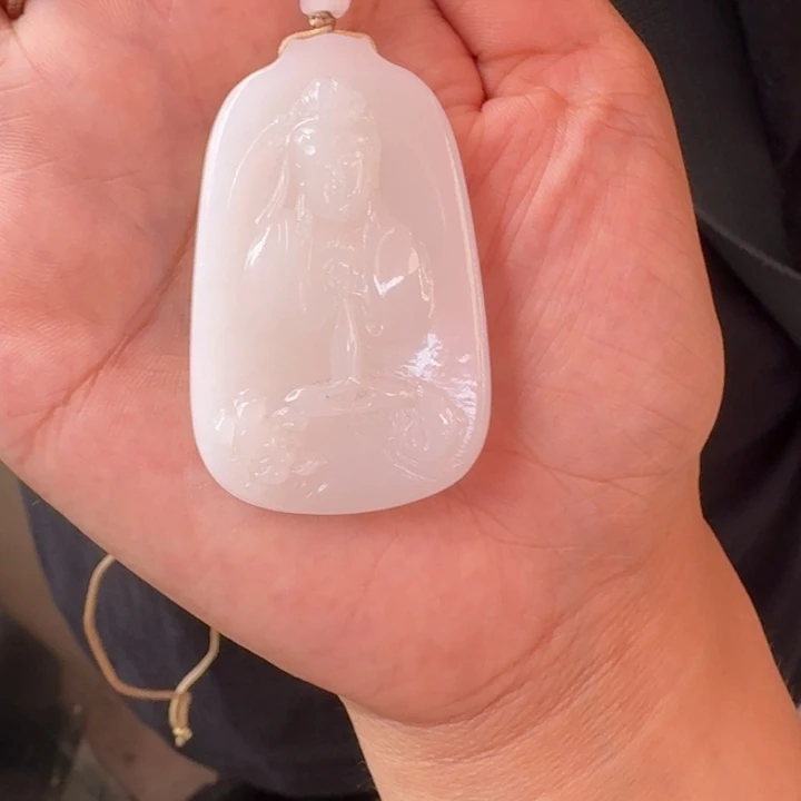 邱***清和田玉未镶嵌颈饰