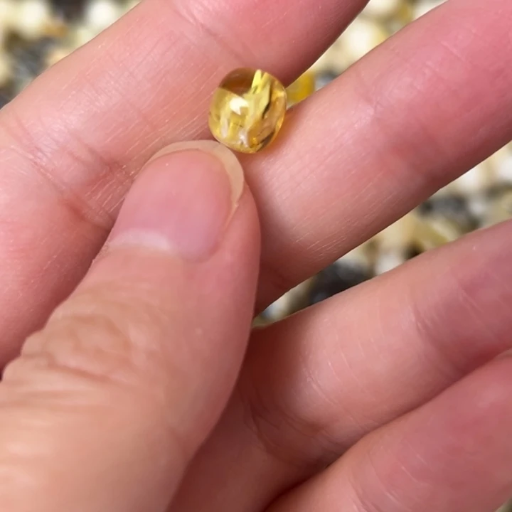 蜜蜡未镶嵌裸石7.9mm一个