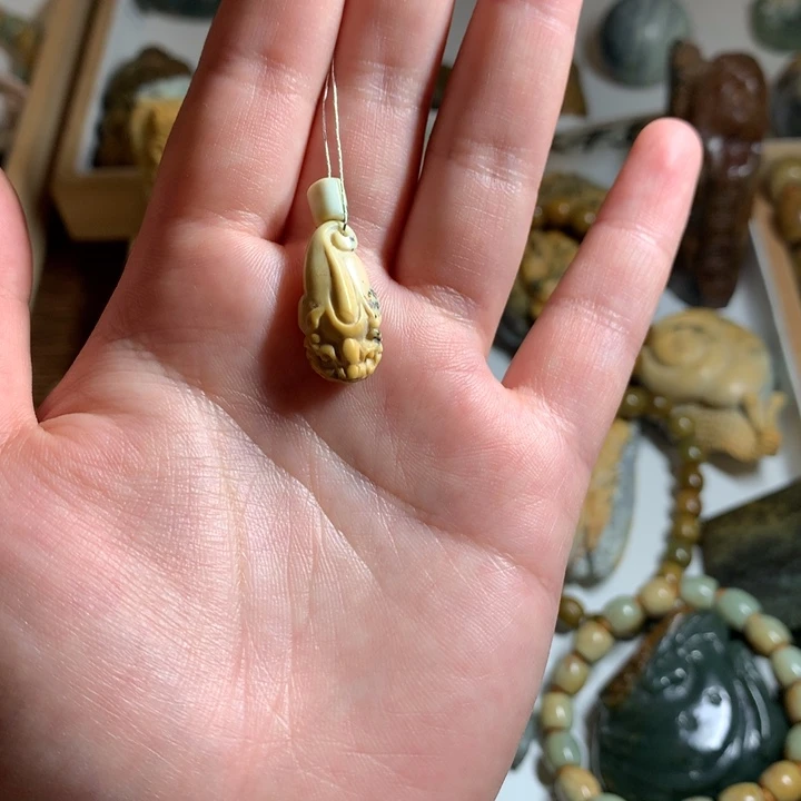 河磨玉吊坠一个哦