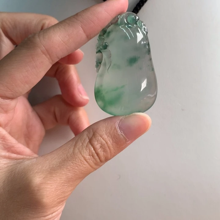 翡翠挂件未镶嵌…..