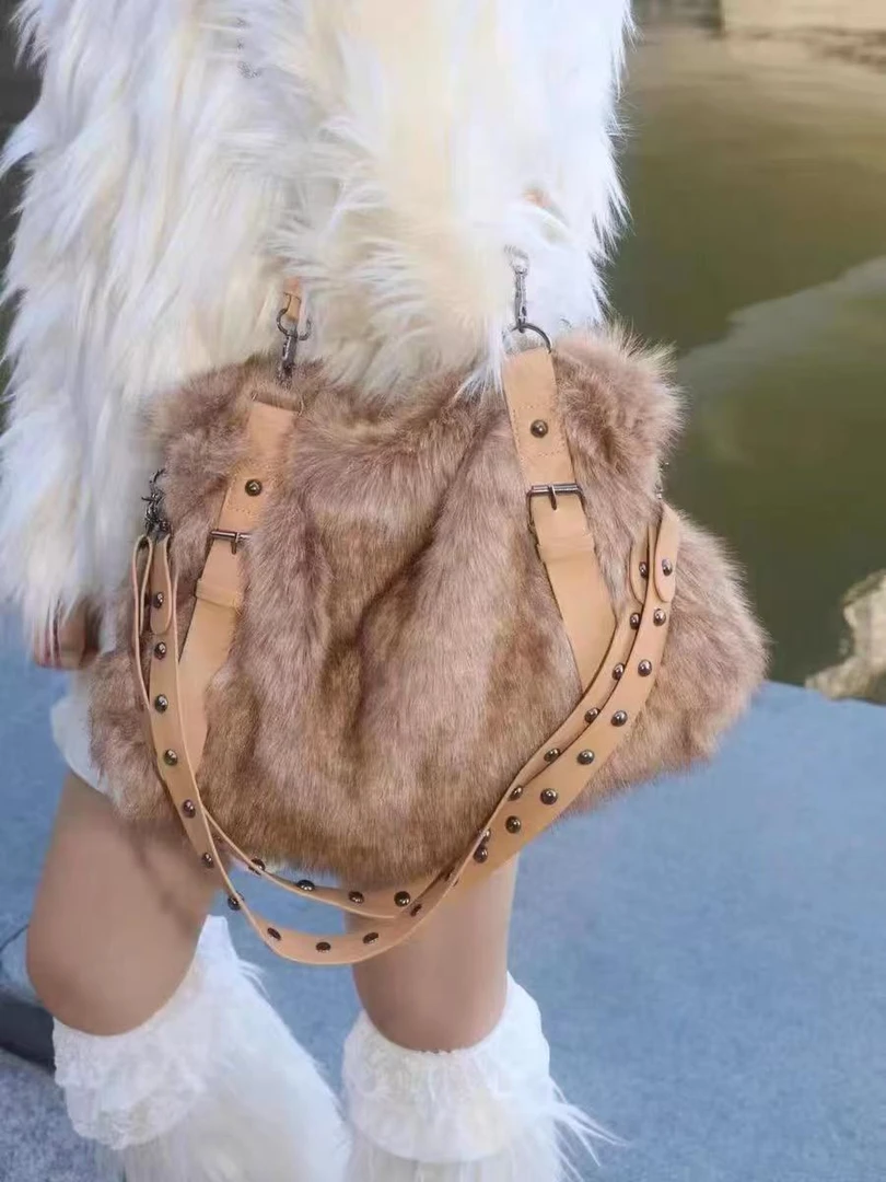 2024冬季新款超火百搭两用单肩斜挎女包毛绒包时尚女士包包