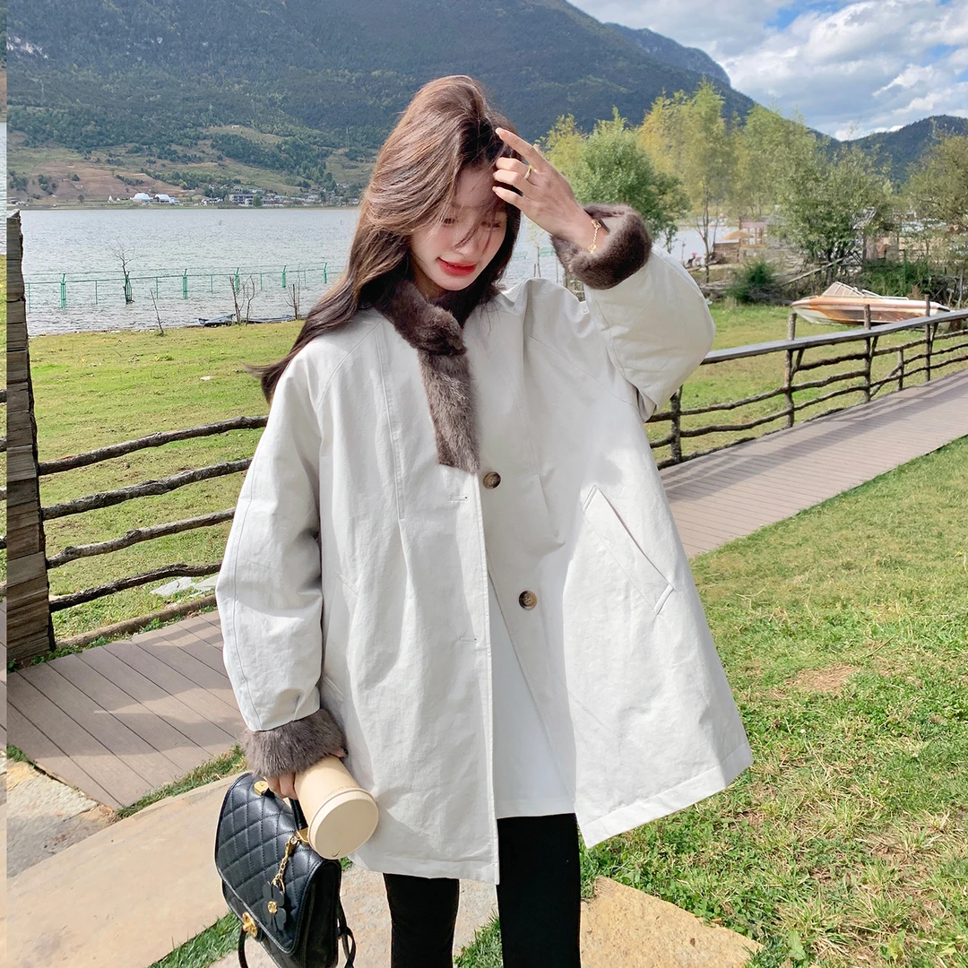 浅卡其色慵懒风撞色毛绒拼接派克羽绒服女2025冬新款休闲保暖外套