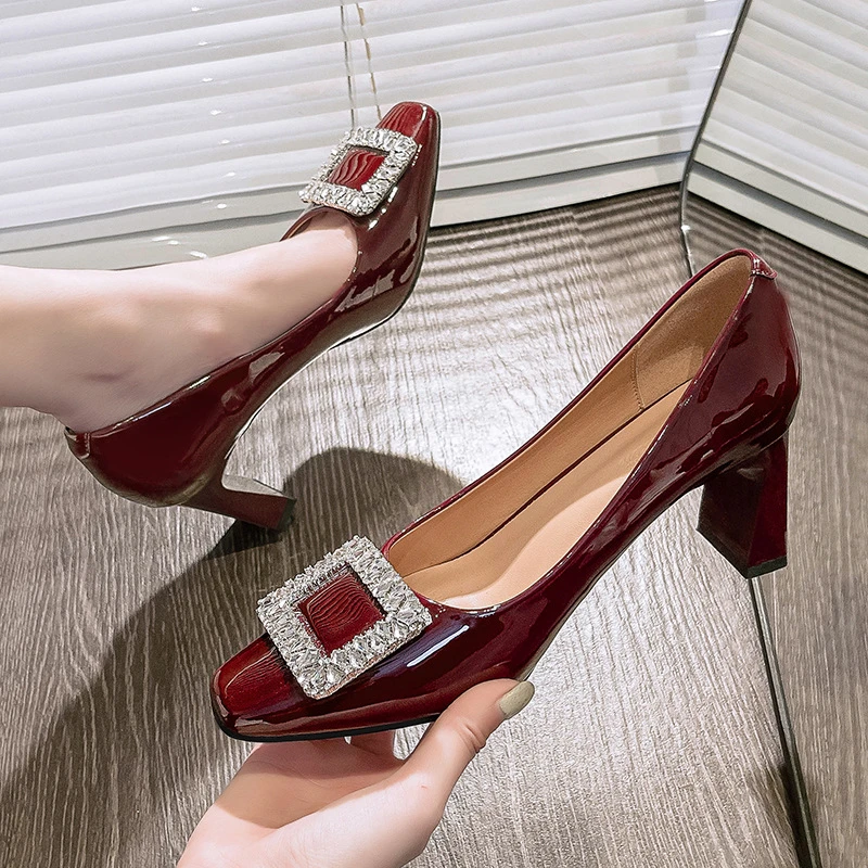 高跟鞋女粗跟不累脚红色婚鞋2025年新款水钻方扣法式方头浅口单鞋