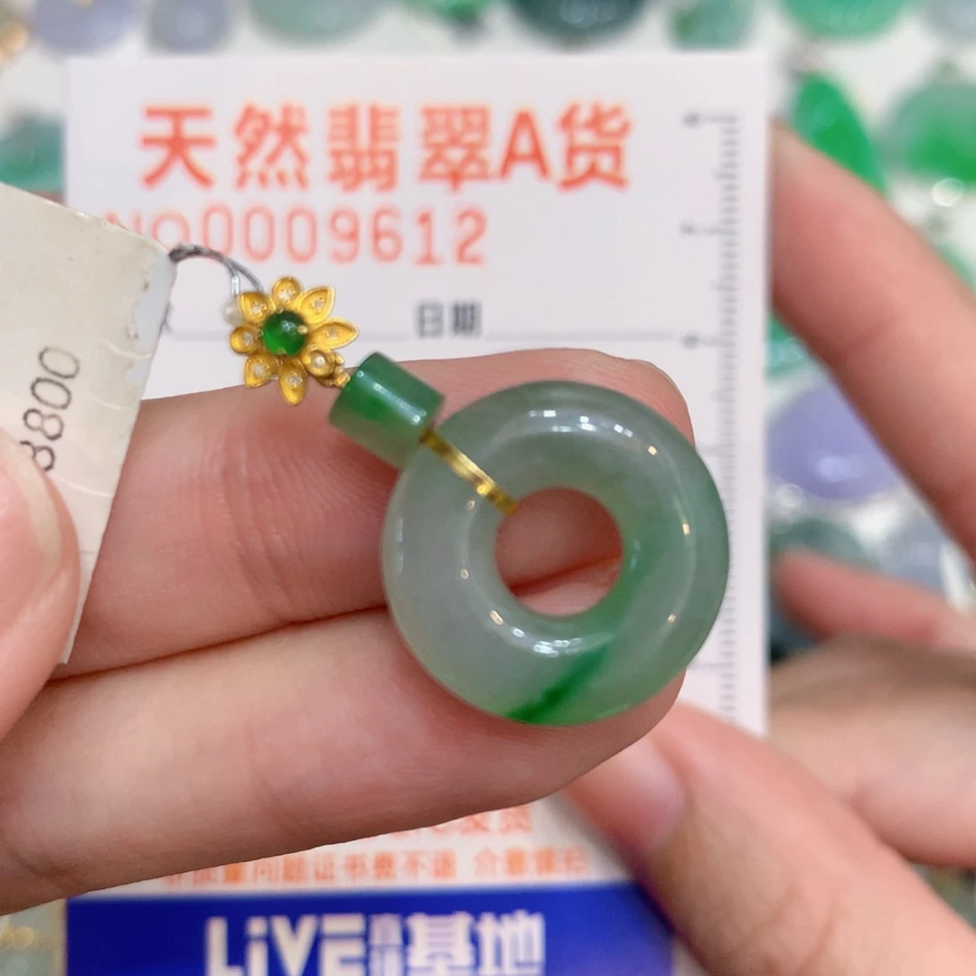 翡翠18K金镶嵌颈饰甜甜圈