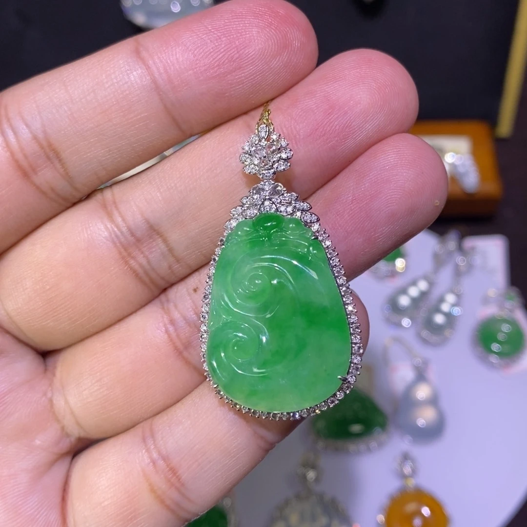 【闪购商品】颈饰18K金镶嵌翡翠