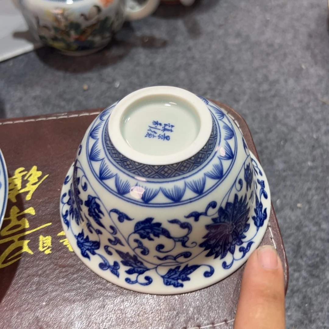 白青花缠枝莲压手杯全