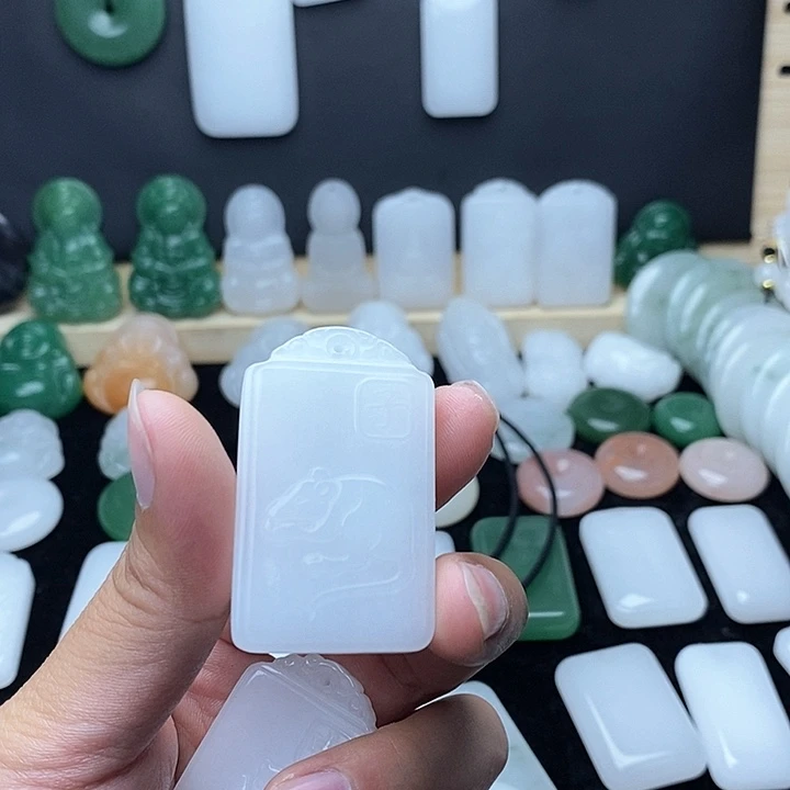 石英质玉未镶嵌颈饰我****?