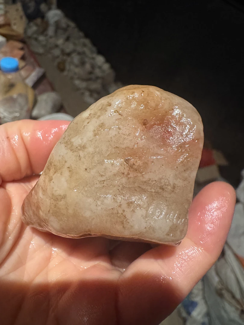 老挝南部田黄原石