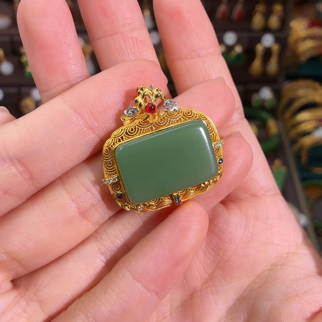 颈饰18K金镶嵌和田玉森**。