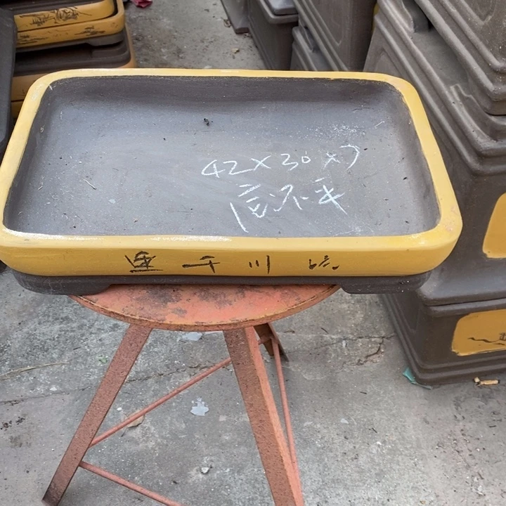 花盆紫砂只顾看手机的