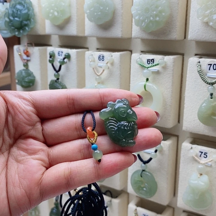 胡***队和田玉未镶嵌颈饰