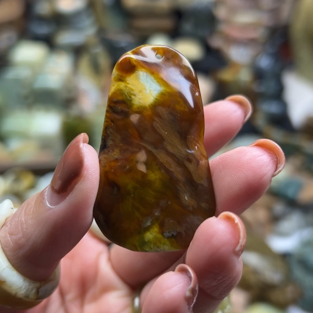 岫玉未镶嵌颈饰玉石王天然原皮挂坠