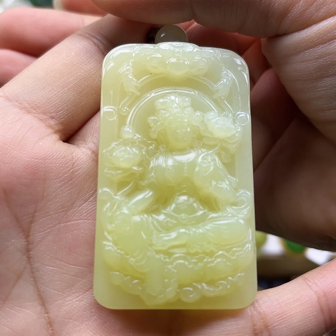 李***茵和田玉未镶嵌颈饰