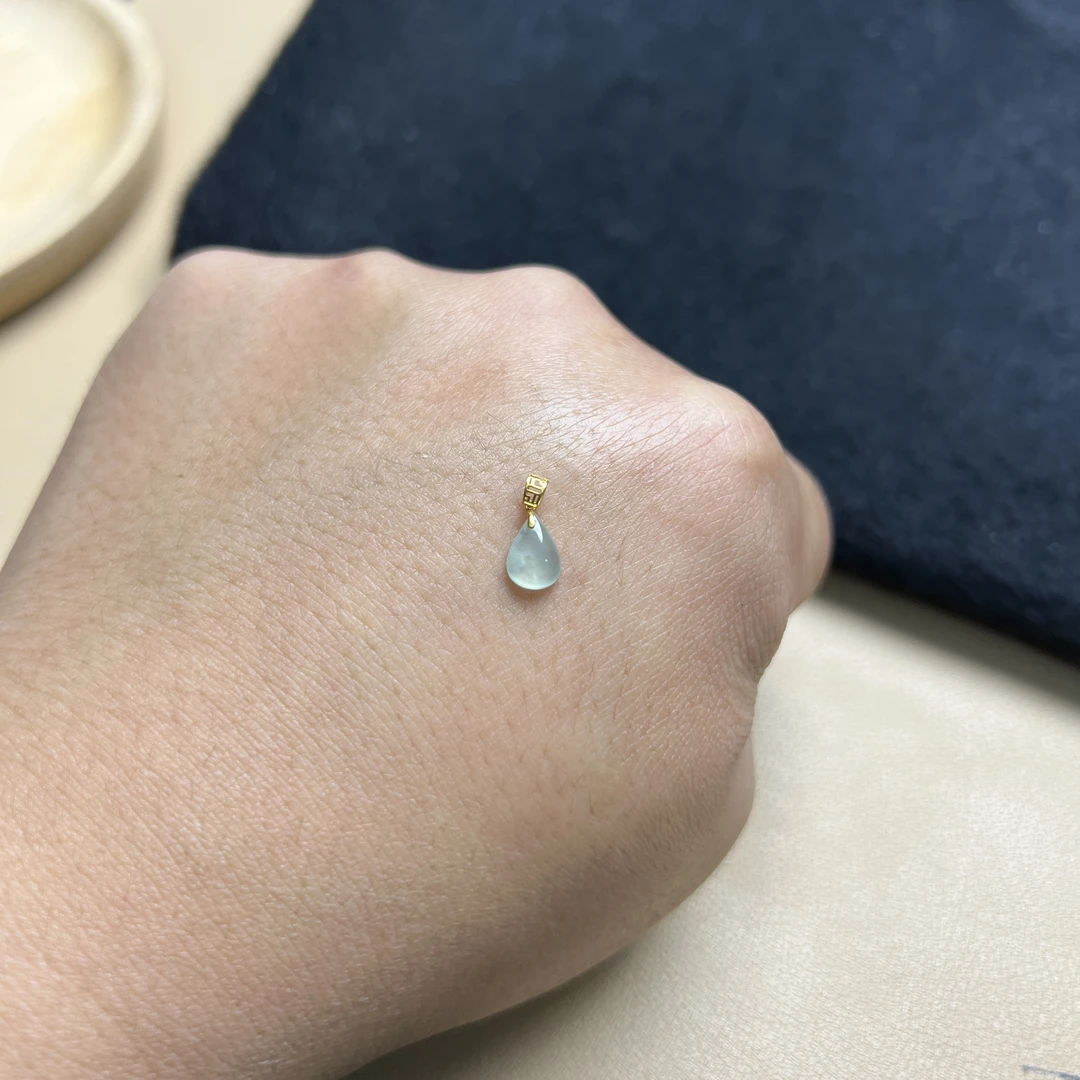 翡翠水滴吊坠高冰种水头好18K金滴水成财好运女士高贵