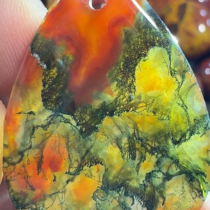 王***超玛瑙/玉髓未镶嵌颈饰