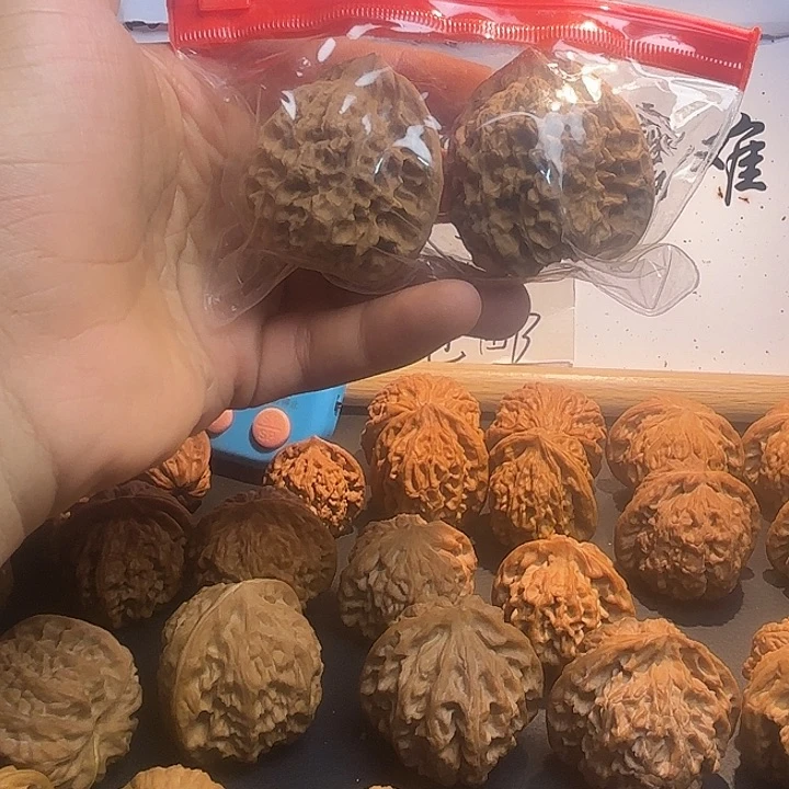 核桃麒麟纹官帽，左上角