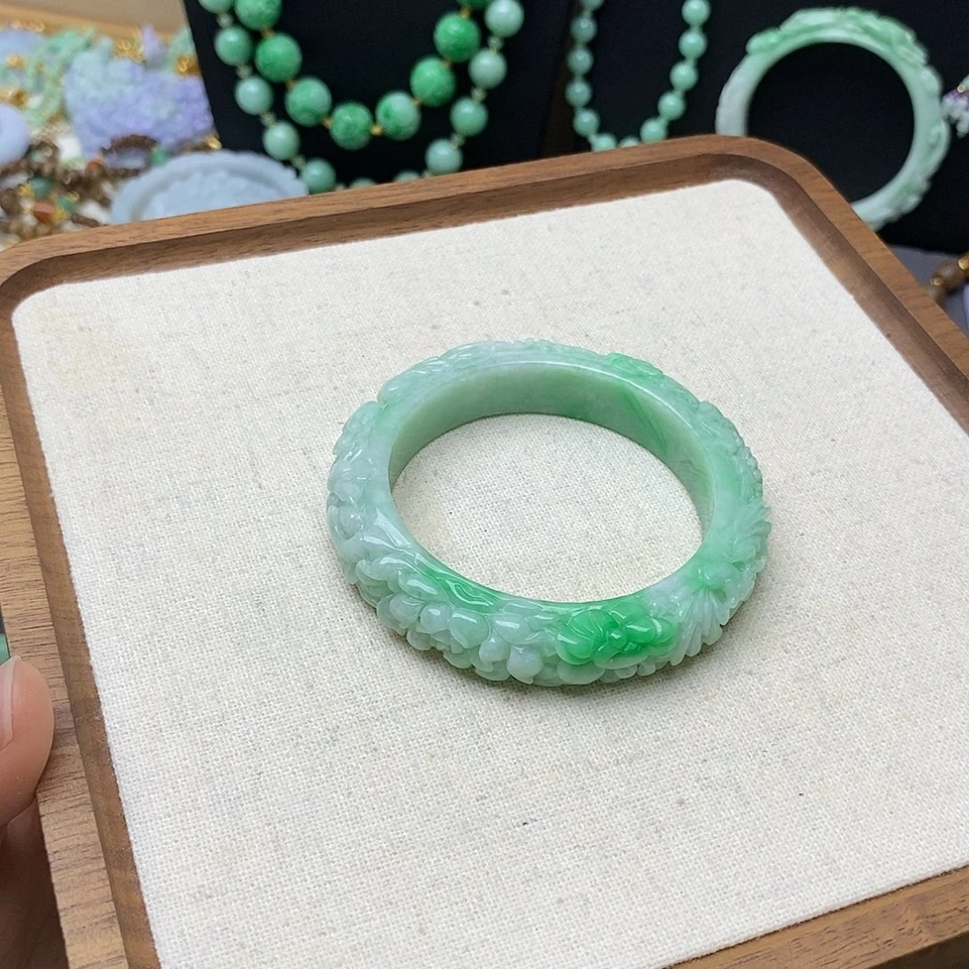 翡翠未镶嵌颈饰阳绿