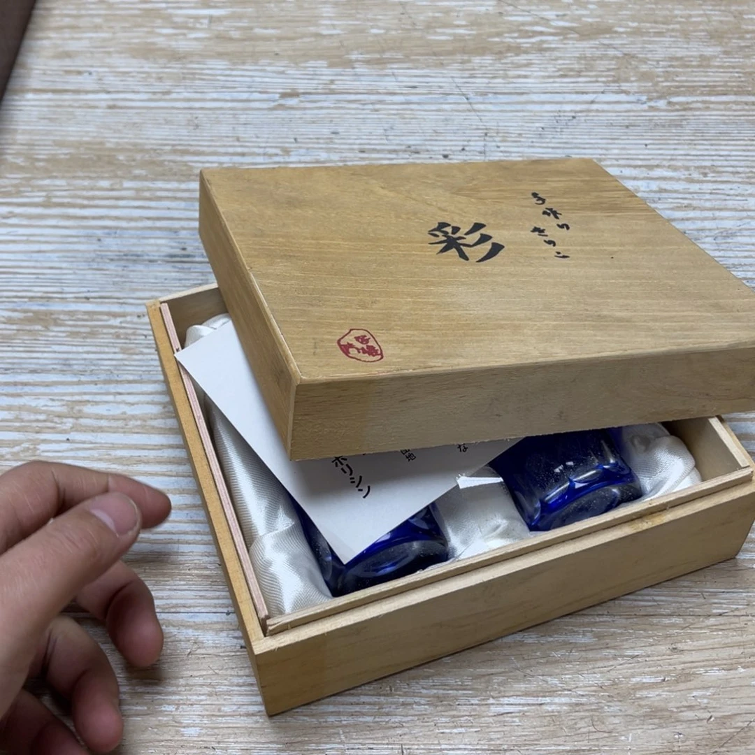 瓷片?***?密密麻麻地排列着一个