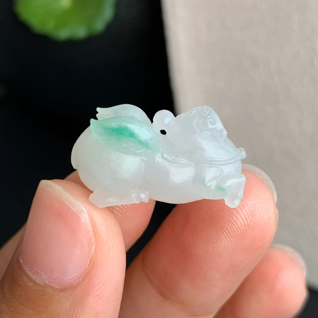 【马到功成】天然翡翠A货细腻起胶飘绿花色唐马吊坠 定制毛货未抛光