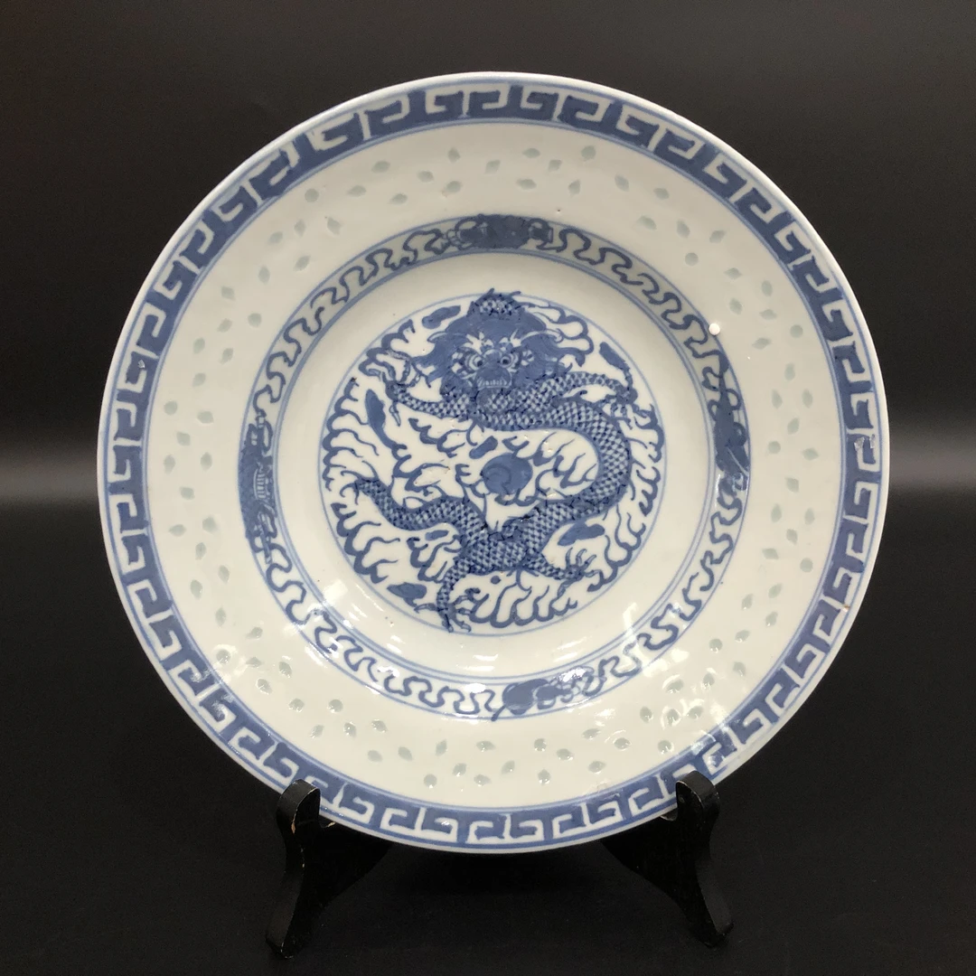 lot:25121038 民国青花龙纹玲珑折腰盘 直径25.5cm