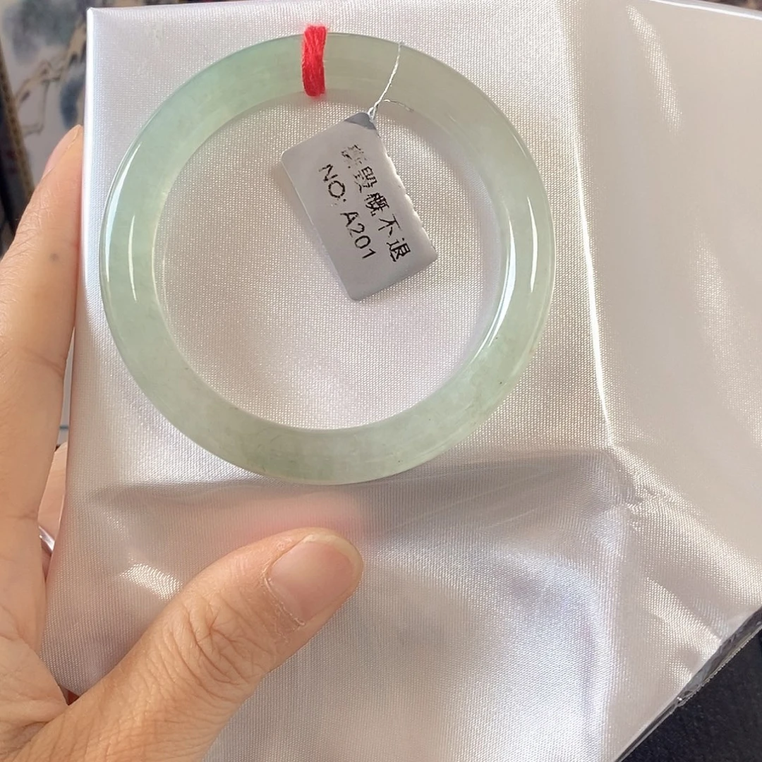 A***、翡翠未镶嵌手镯（圆镯）52.5