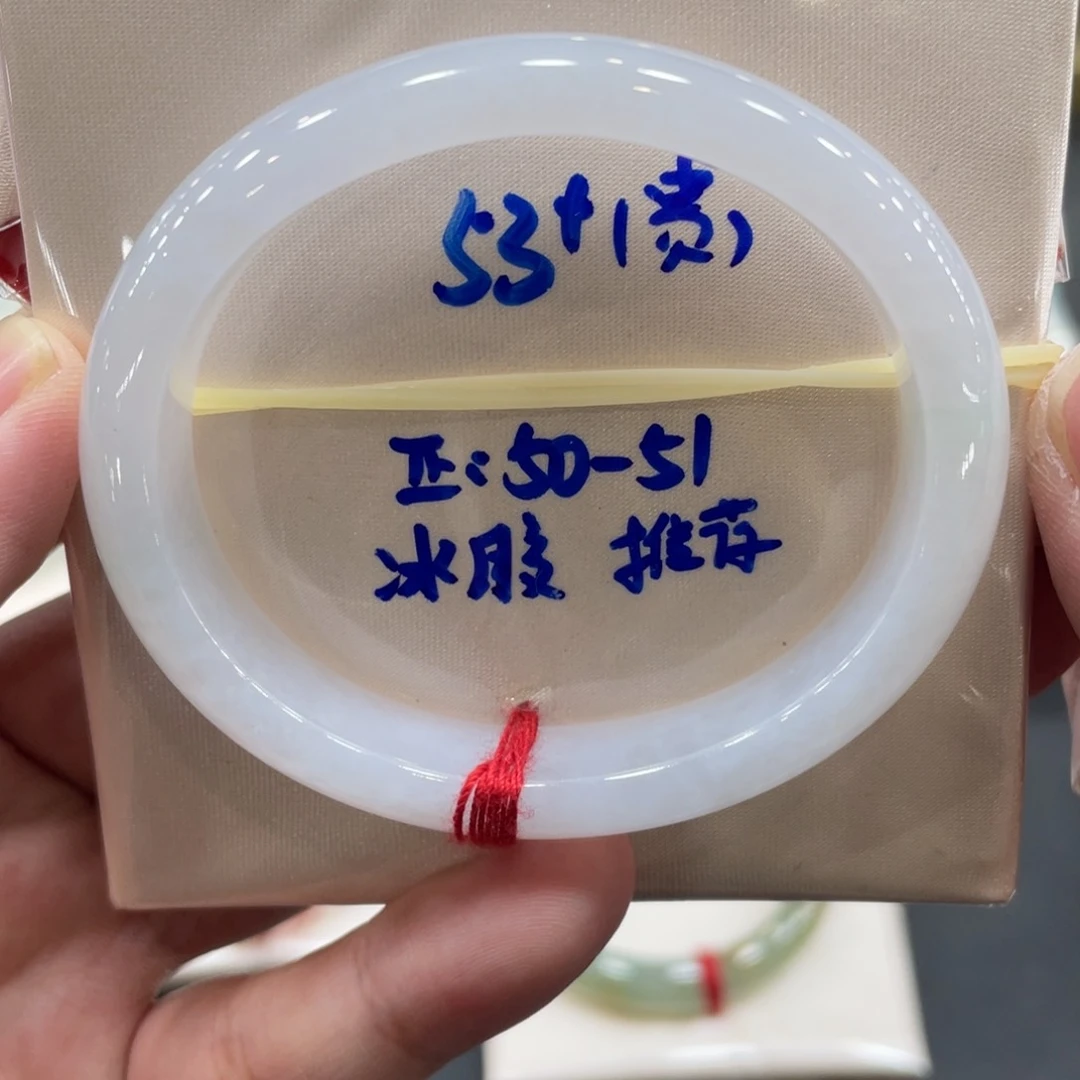 翡翠手镯未镶嵌翡翠