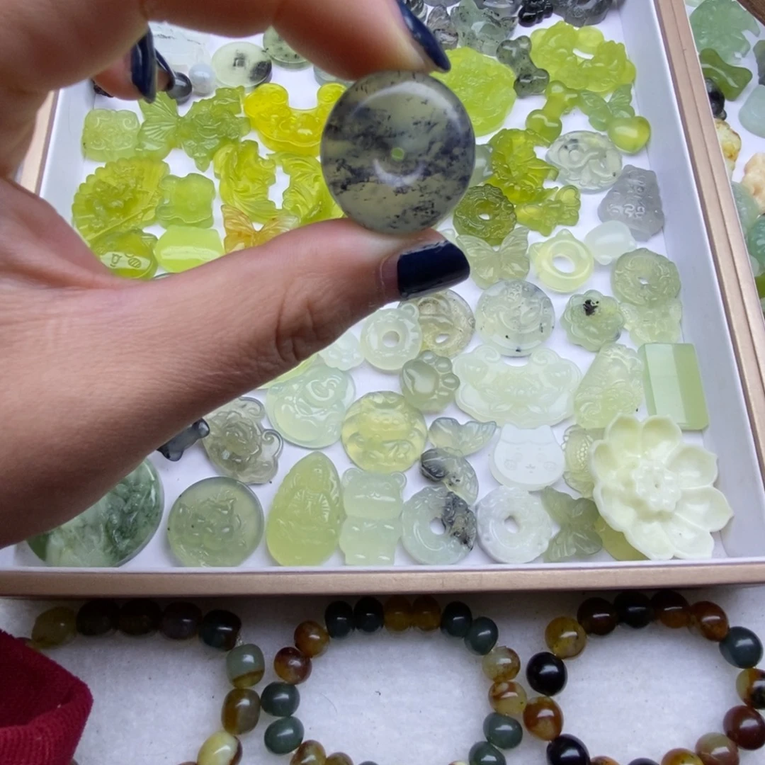 蛇纹石玉未镶嵌颈饰