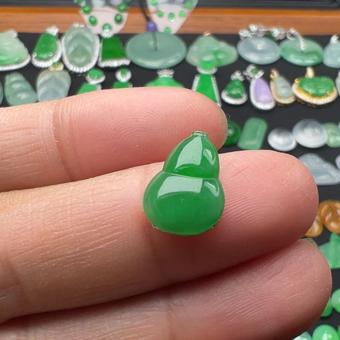 翡翠颈饰未镶嵌葫芦12.8