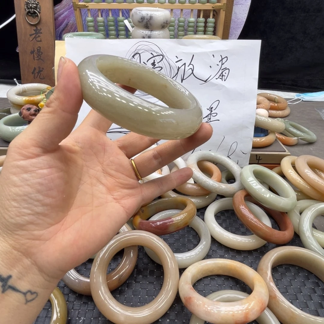 迪****石英质玉未镶嵌手镯