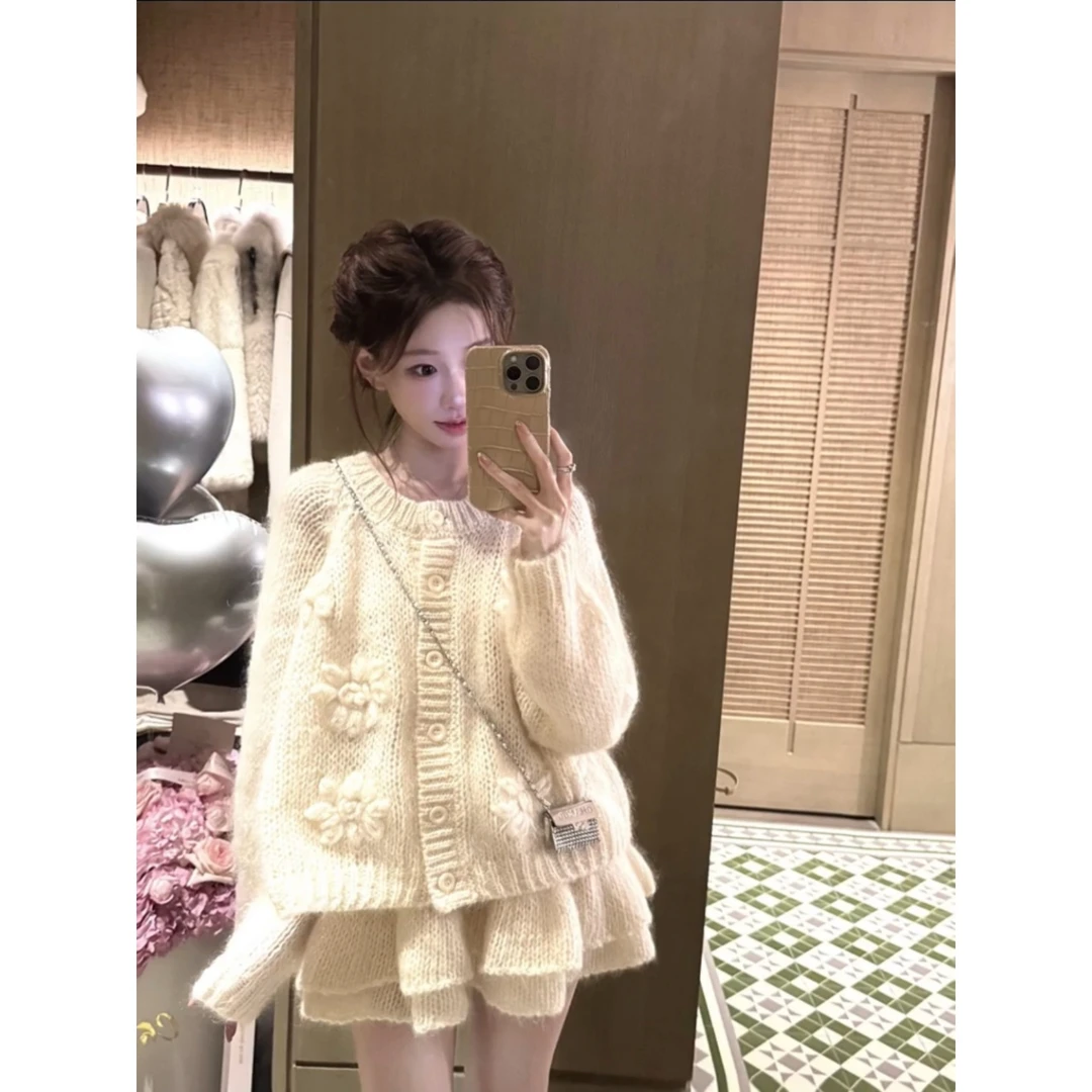 法式重工白色手绣花朵针织开衫女秋冬设计感奶呼呼软糯毛衣外套厚