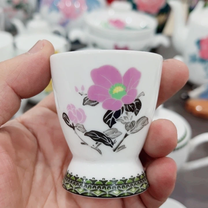 釉下五彩的瓷器在瓷器