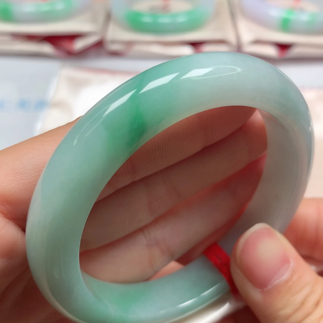 翡翠未镶嵌手镯细腻冰胶润绿底飘绿5556