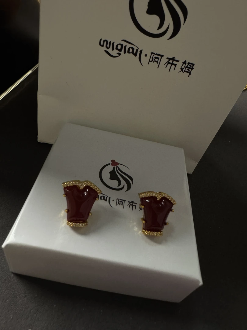 铜合金亚克力耳饰 铜合金亚克力是精美耳钉