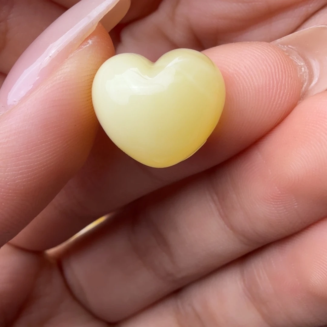 未镶嵌琥珀裸石1.53克