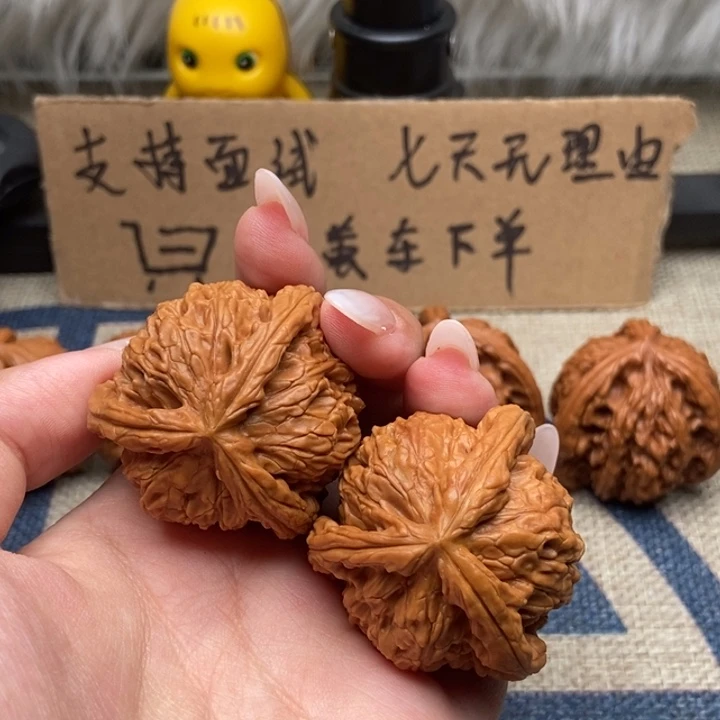 送****文玩核桃吊坠白狮子正奔